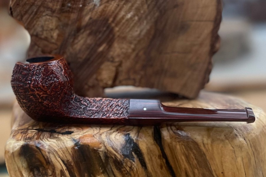 How should the tobacco pipe rest